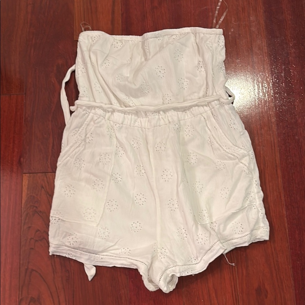 American Eagle Outfitters White Eyelet Women Shorts - Picture 1 of 2